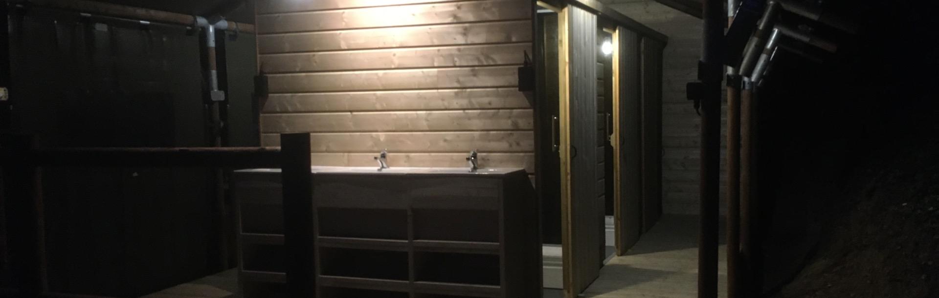 Sanitaire tente safari lambris ecolodge bois