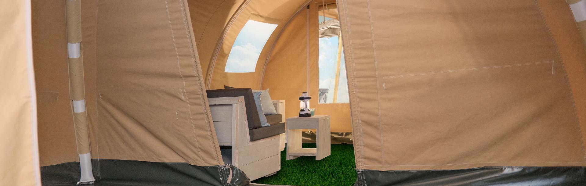 Vue intérieure de la tente pneumatique Karsten glamping luxe
